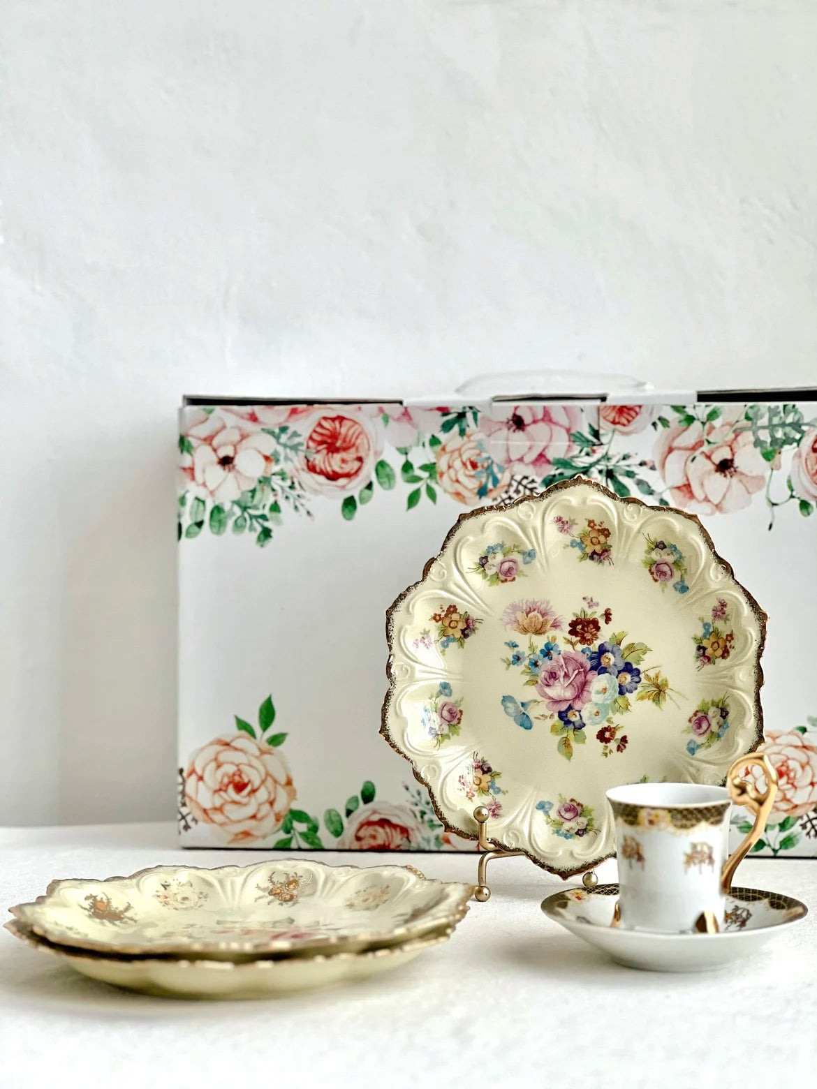 Vintage Ceramic Dinner Plate Set – Elegant Floral Porcelain Dinnerware for Cakes & Fine Dining