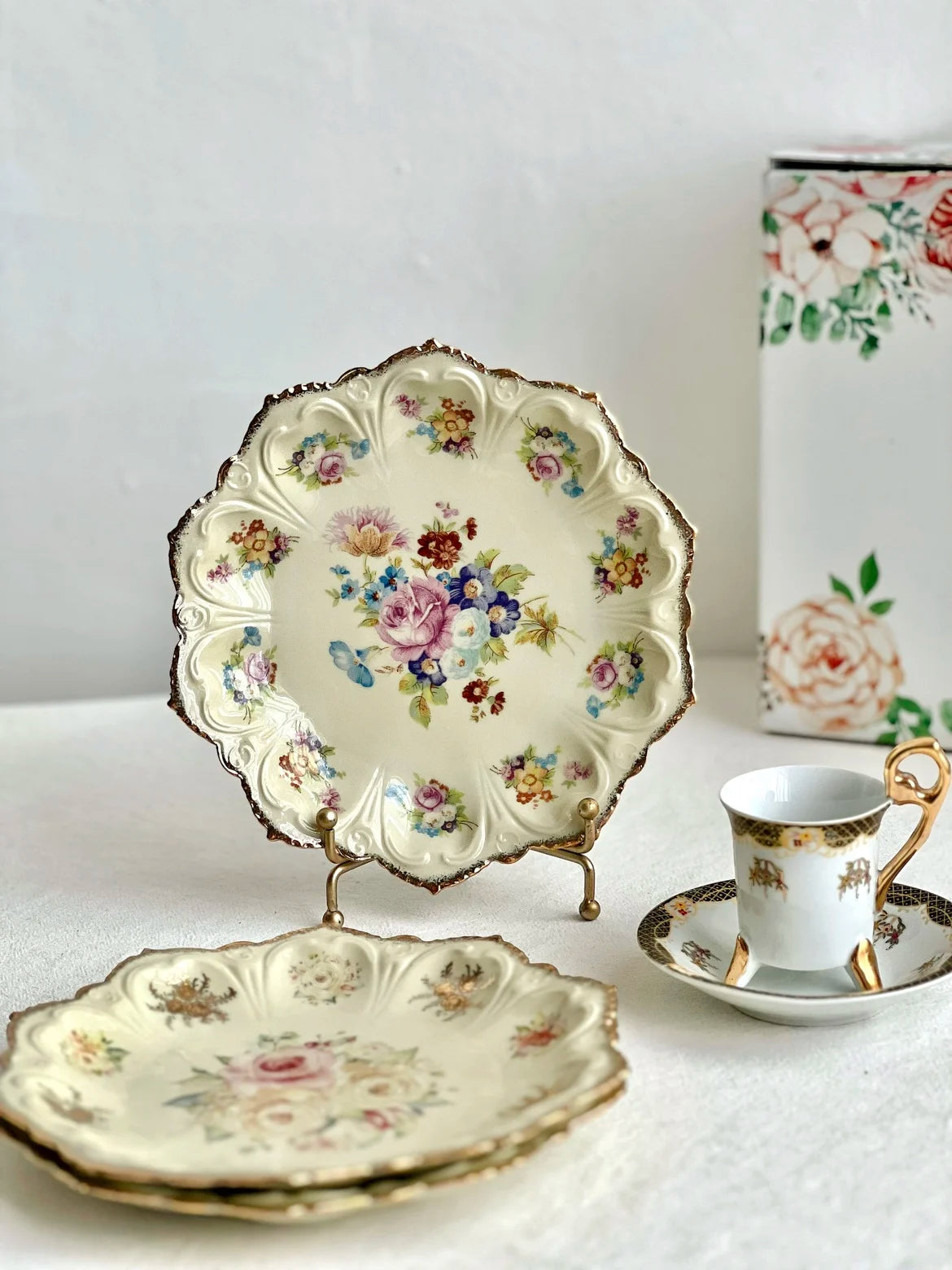 Vintage Ceramic Dinner Plate Set – Elegant Floral Porcelain Dinnerware for Cakes & Fine Dining