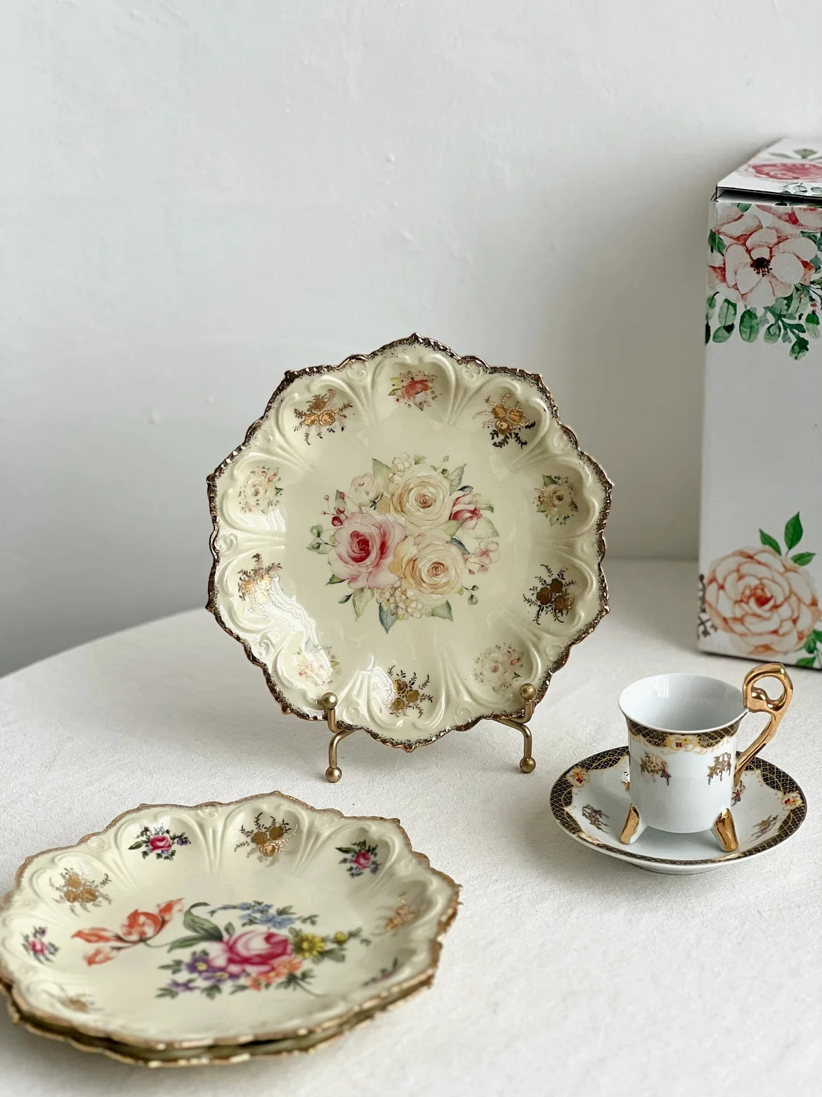 Vintage Ceramic Dinner Plate Set – Elegant Floral Porcelain Dinnerware for Cakes & Fine Dining