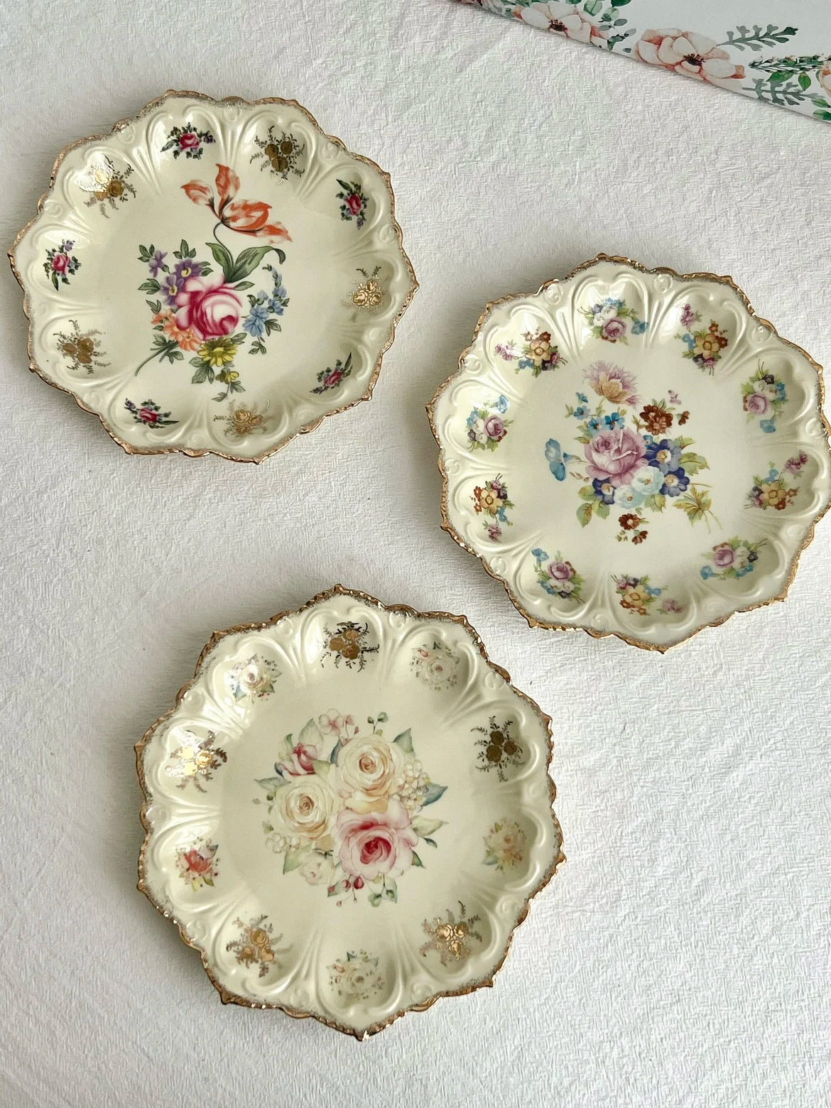 Vintage Ceramic Dinner Plate Set – Elegant Floral Porcelain Dinnerware for Cakes & Fine Dining