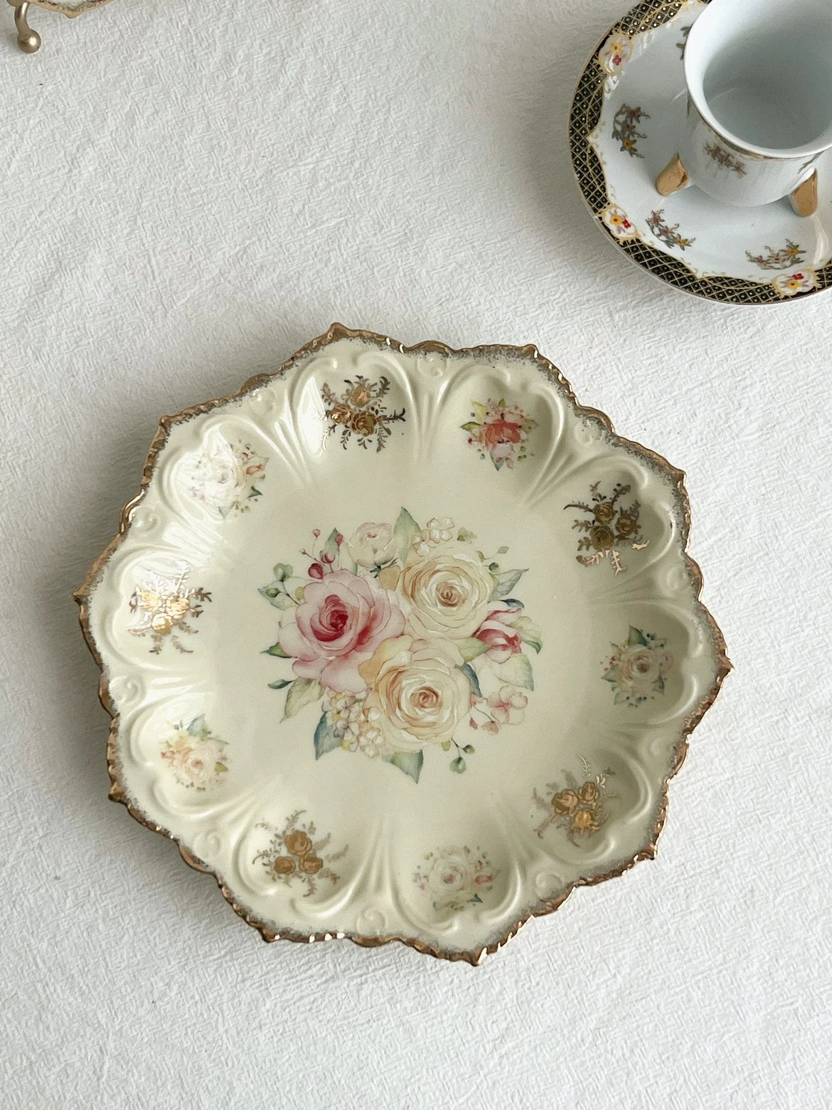 Vintage Ceramic Dinner Plate Set – Elegant Floral Porcelain Dinnerware for Cakes & Fine Dining